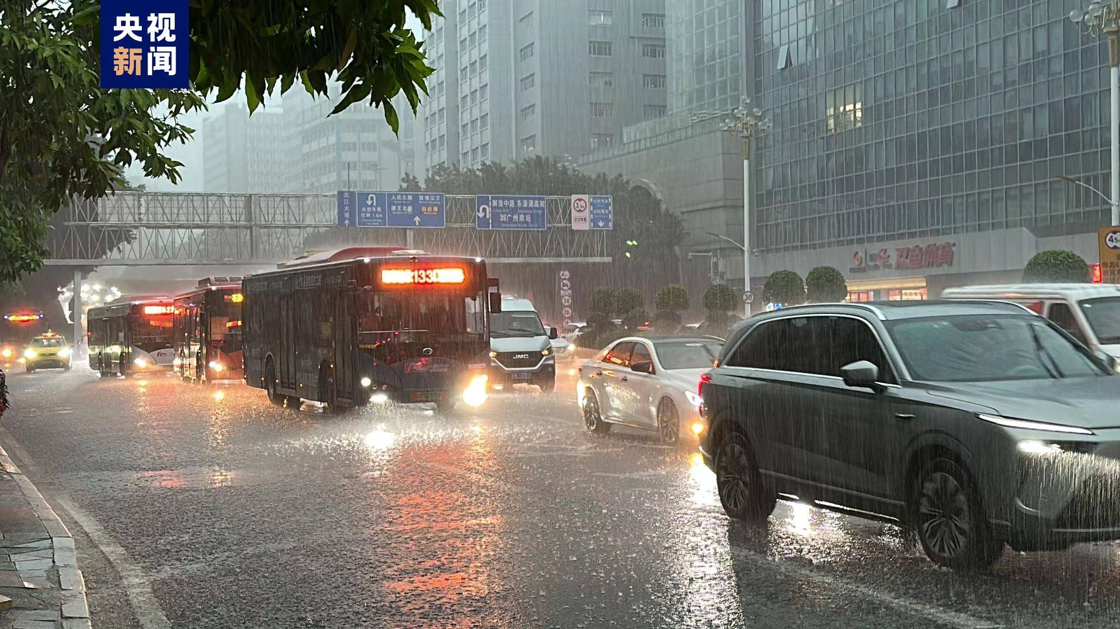 廣州暴雨預(yù)警更新，應(yīng)對(duì)暴雨的緊急措施